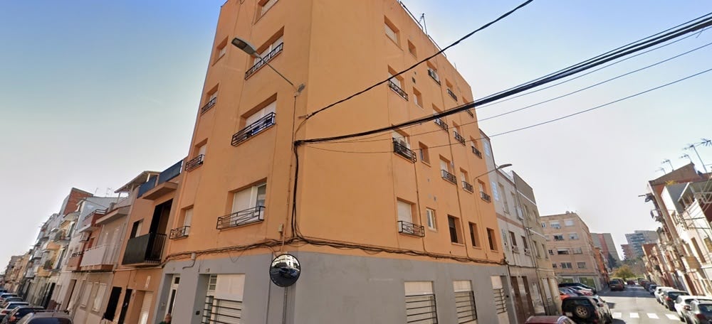 Foto portada: l'edifici on es va produir l'incendi domèstic, al carrer dels Urals. Autor: Google Street View. 