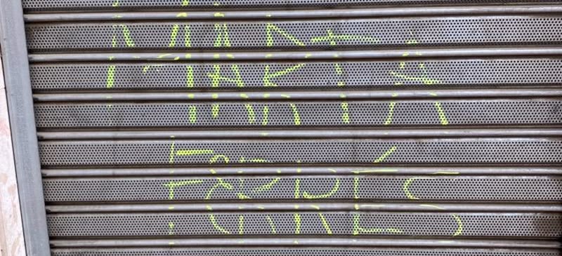 Foto portada: la persiana de la seu del PSC de Terrassa amb la pintada. Font: PSC Terrassa /Twitter. 