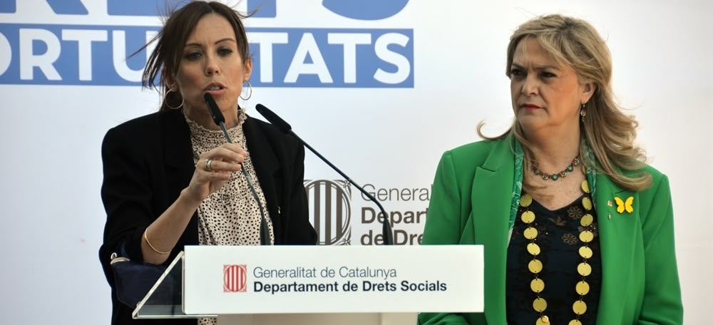 L'alcaldessa de Sabadell, Marta Farrés, i la consellera de Drets Socials, Violant Cervera, aquest migdia. Autor: David B.