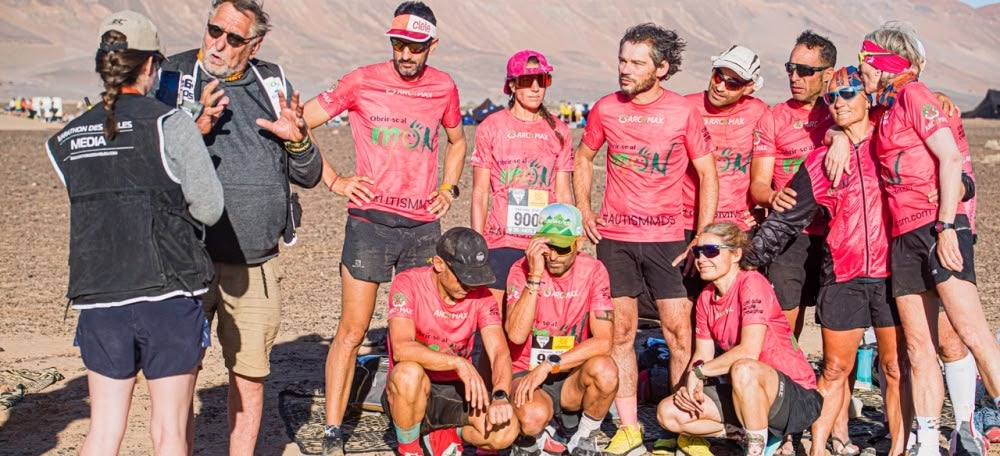 Foto portada: l'equip d'Obrir-se al món durant la Marathon des Sables. Autor: cedida.