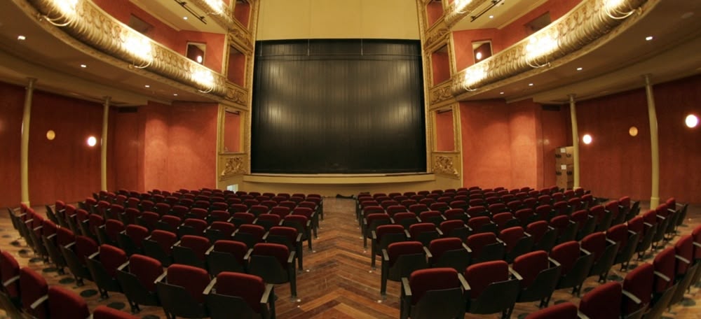Foto portada: la platea del Teatre Principal. Foto. BCNFilmComission. 