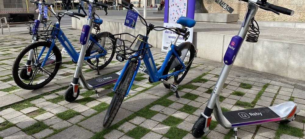 Presentació de la flota de mobilitat compartida i elèctrica de Reby al Racó del Campanar. Autora: J. Ramon