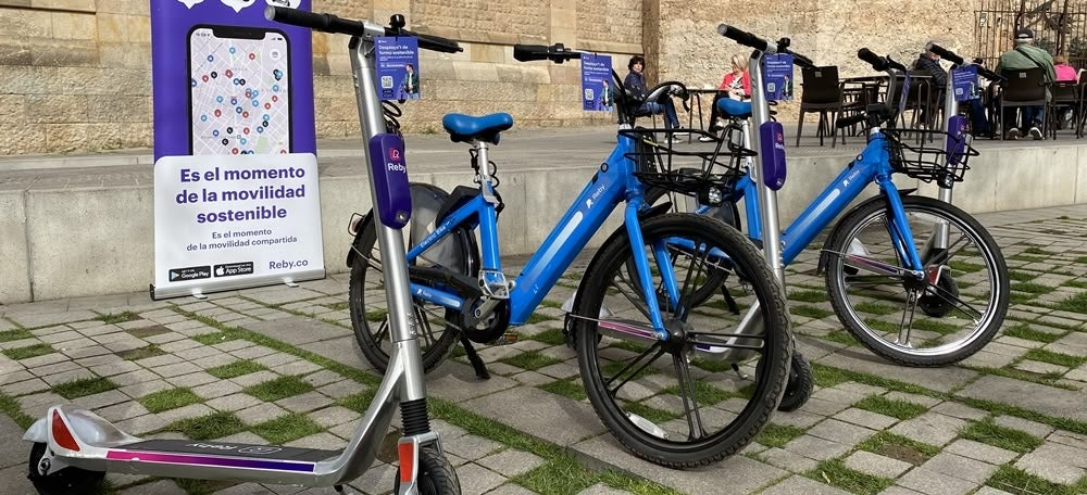 Presentació de la flota de mobilitat compartida i elèctrica de Reby al Racó del Campanar. Autora: J. Ramon