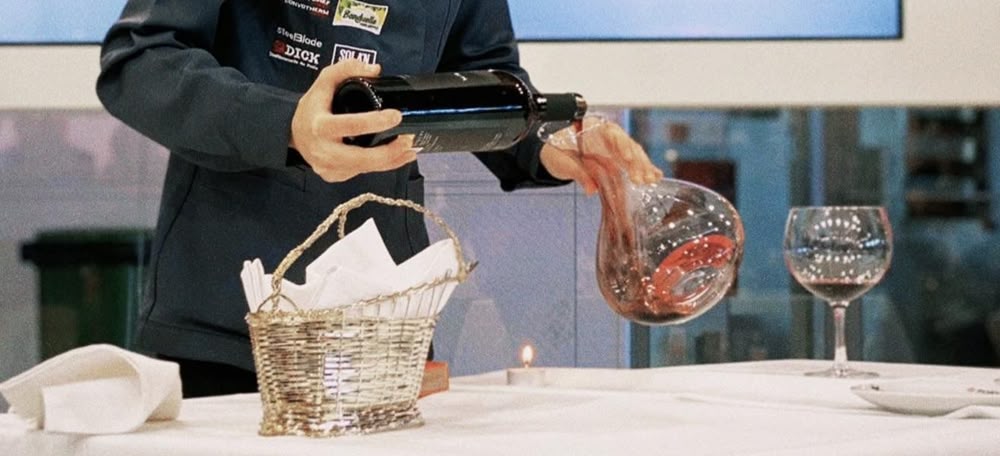 La sabadellenca Mireia Riba fent la decantació d'un vi al Concurs Cambrer de l'Any. Autor: cedida.