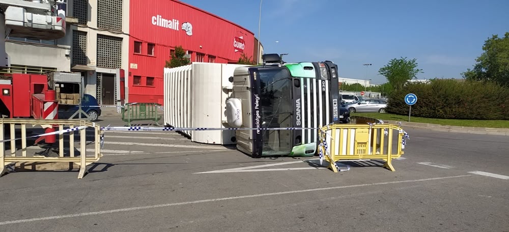 Foto portada: el camió bolcat, divendres. Autor: cedida.