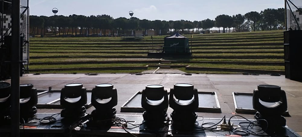 Foto portada: l'escenari de l'Observa. Autor: @CridaSabadell via Twitter. 