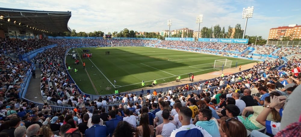 La Nova Creu Alta, amb més de 10.000 espectadors, en el partit Sabadell - Algesires, el 28 de maig de 2022. Els locals accedien al play-off d'ascens si guanyaven però van perdre 0 a 1. Foto: @CE Sabadell via Twitter