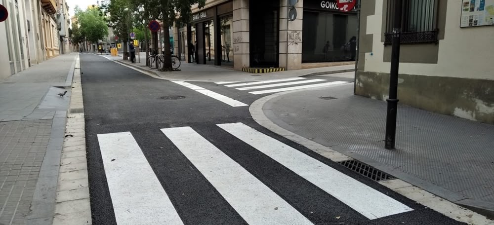 Foto portada: el reasfaltat carrer de Sant Joan, divendres passat. 