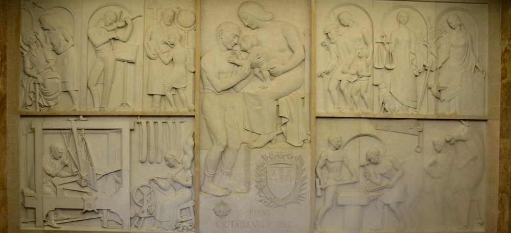 Escultura de l'escala de l'Ajuntament de Camil Fàbregues. Autor: David B.