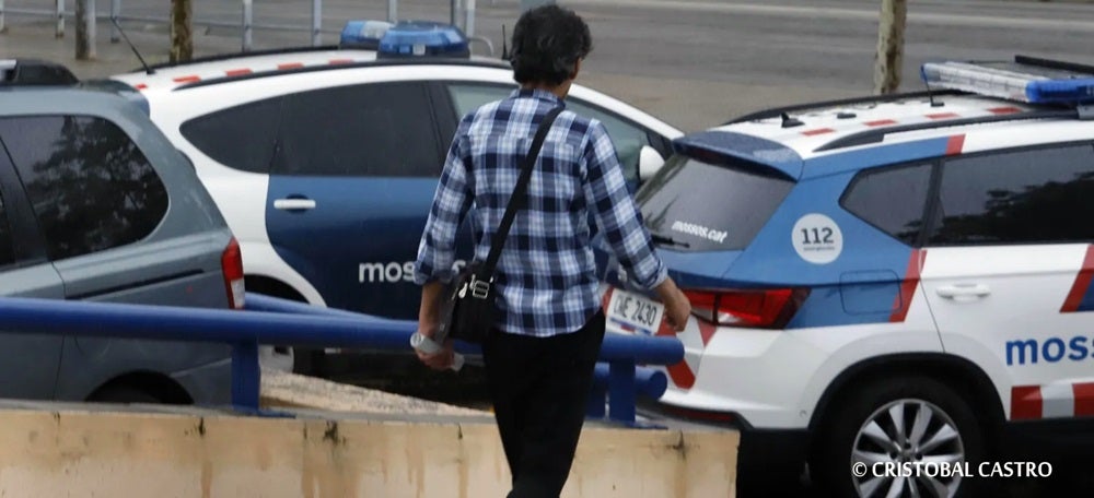 El pare de les germanes assassinades al Pakistan declara a la comissaria dels Mossos d’Esquadra de Terrassa | Cristóbal Castro.