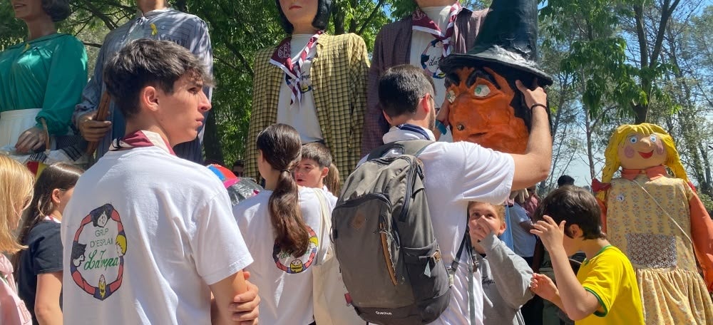 Monitors de l'esplai La Trepa posant capgrossos als nens. Autor: Àlex Bello.