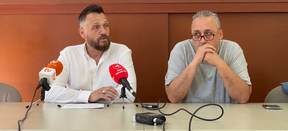 El tinent d'alcaldessa Jesús Rodríguez i el cap de servei de tractament de residus i neteja viària, Pere Escudero duarnt la presentació del programa del 30è aniversari del Parc Catalunya. Autor: Àlex Bello.