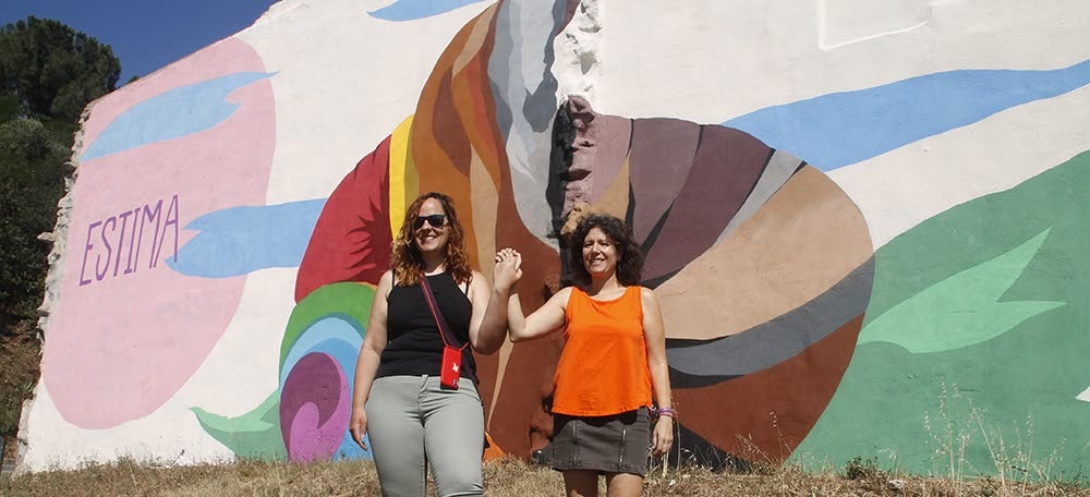 L'autora del grafit Dèbora Espinosa i la tinenta d'alcaldessa de Feminismes, Marta Morell, en la inauguració del grafit a la carretera de Caldes. Autora: Lucia Marin