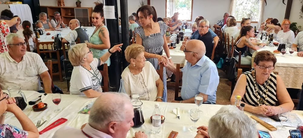 Foto portada: l'alcaldessa de Sabadell, Marta Farrés, al Centro Cultural Andaluz de la Virgen de Gracia, el passat cap de setmana. Autor: @socmartafarrés via Twitter. 

Acompanyem els amics i amigues del Centro Cultural Andaluz Hdad. Romera Virgen de Gracia al dinar amb motiu de la 3️⃣9️⃣ romeria. Molt contents que la Mercedes, l'alcaldessa d'Archidona, hagi estat a #Sabadell
