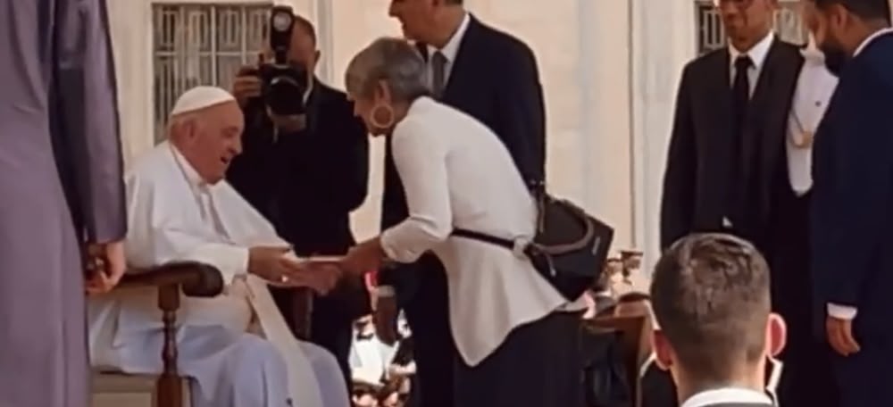 Foto portada: el Papa Francesc i la consellera de Justícia, Lourdes Ciuró. Autor: @justiciacat via Twitter. 