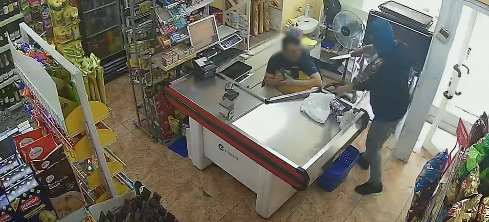 Foto portada: el lladre, dins un dels establiments on va robar a Rubí. Autor: Mossos. 