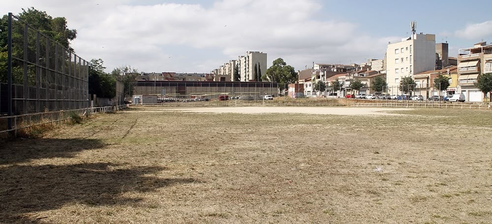 El camp de futbol dels Reis Catòlics, que ha de ser l'anomenat Jardí del Sud, una de les obres d'estiu. Autora: Lucía Marín.