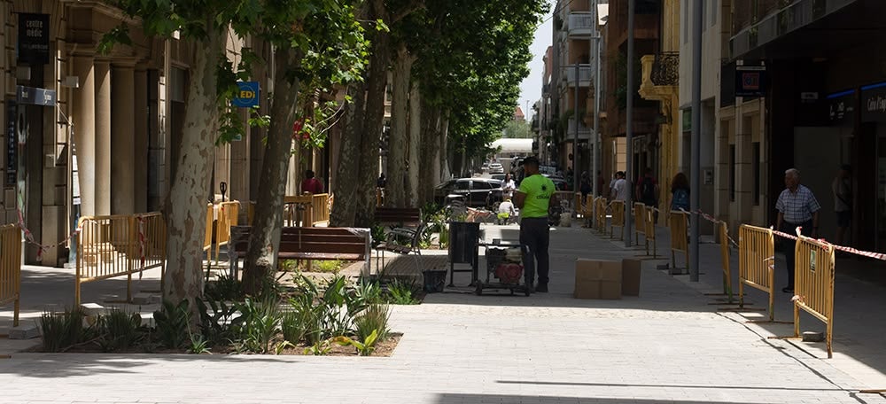 Foto portada: un treballador de l'obra pública, als treballs del carrer Indústria. Autora: L.Marín.