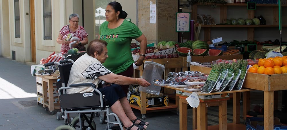 Gent gran a la plaça de la Creu, el 13 de juny de 2022. Autora: Lucía Marín. 