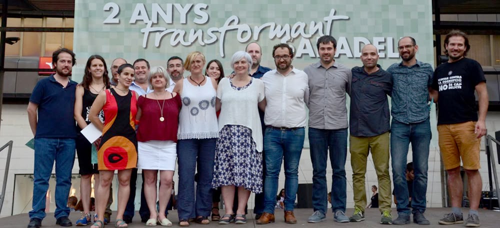 Foto portada: els regidors del govern, amb l'alcaldessa de Badalona i el de Cerdanyola. Autor: David B.