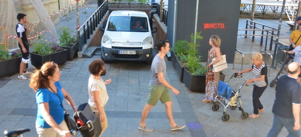 Foto portada: sortida de l'aparcament de la plaça del Doctor Robert. Autor: David B.