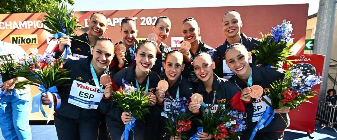 La medalla de bronze de la selecció espanyola de natació artística a Budapest. Autor- RFEN