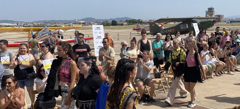 Desfilada de l'ESDi a l'aeroport de Sabadell. Autora: J. Ramon