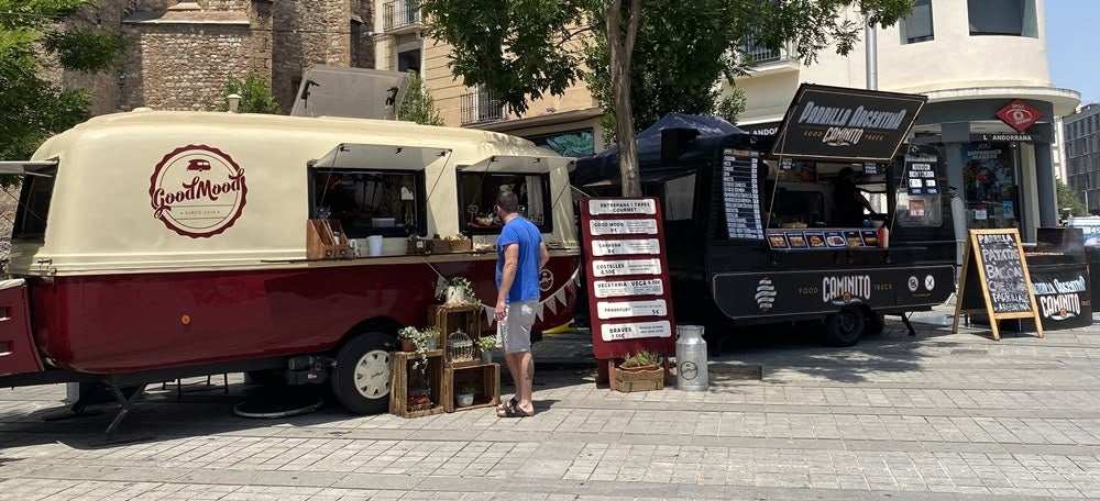 Foodtrucks de Happy Food Trucks,a la plaça Doctor Robert. Autora: J. Ramon