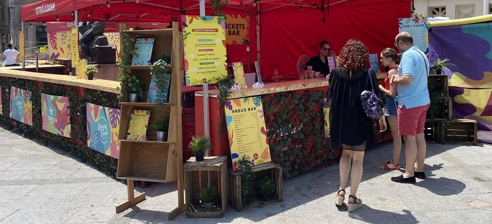 Festival itinerant Happy Food Trucks, aquest dissabte a la plaça Doctor Robert. Autora: J. Ramon