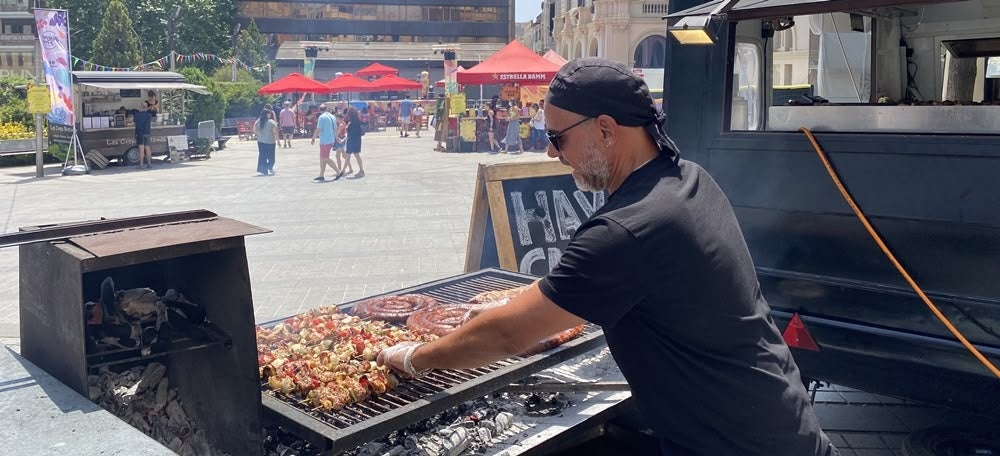 Una de les foodtrucks a la plaça Doctor Robert, aquest dissabte. Autora: J. Ramon