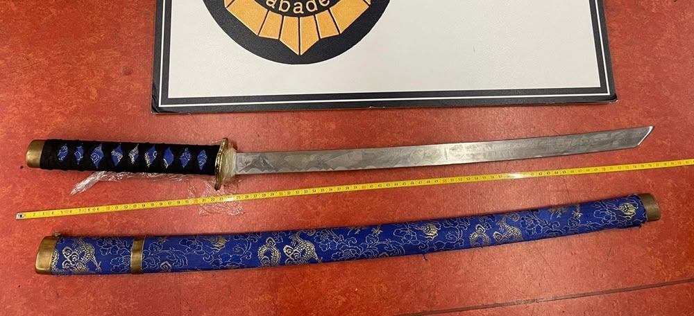 Foto portada: les dues catanes que portava l'home. Autor: @PoliciaSabadell via Twitter.