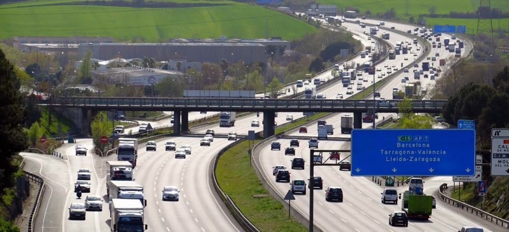 Foto portada: l'AP-7, al seu pas pel Vallès Oriental. Foto: Cambra BCN. 