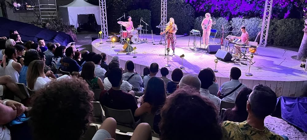 Foto portada: la cantant Magalí Sare, en el concert del passat divendres. Autor: cedida. 