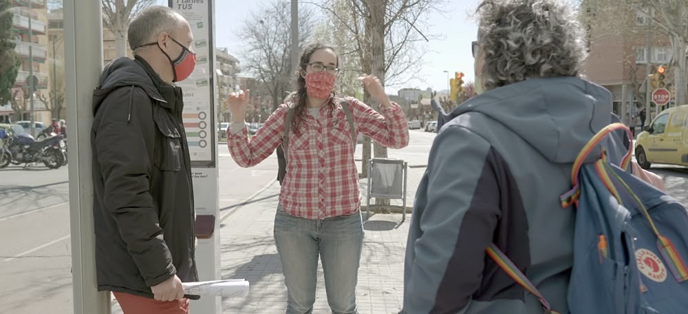 Foto portada: membres de la Crida, en una parada de bus a la Via Alexandra de Can Rull. Autor: cedida. 