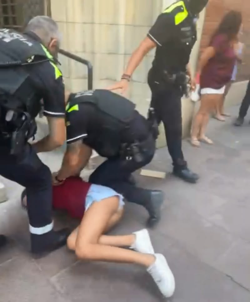 La detenció, el passat dilluns a les portes de l'església de la Trinitat.