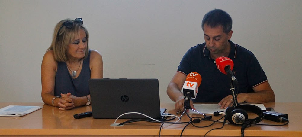 La presidenta de Mirant al Cel, Núria Ferré, i el regidor de cultura, Carles de la Rosa, en la presentació dels 75 anys de la colla. Autora: Lucia Marin