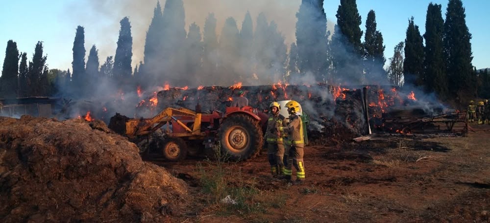 Foto portada: dotacions de Bombers en l'incendi de bales de palla, el 2 de juliol de 2022. Autor: @Bombers via Twitter.