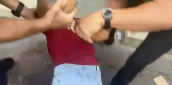 La jove, ja emmanillada abans d'entrar al vehicle policial. Font: cedida.