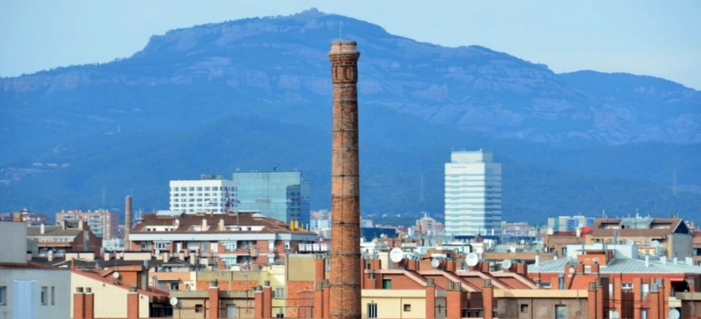 La xemeneia del Vapor Escapçat, amb La Mola i la Torre Milenium de fons. Autor: David B.