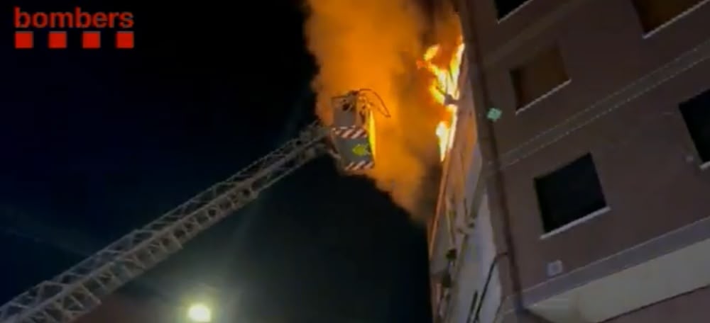 Foto portada: fotograma de l'incendi a Ripollet. Font: Bombers.