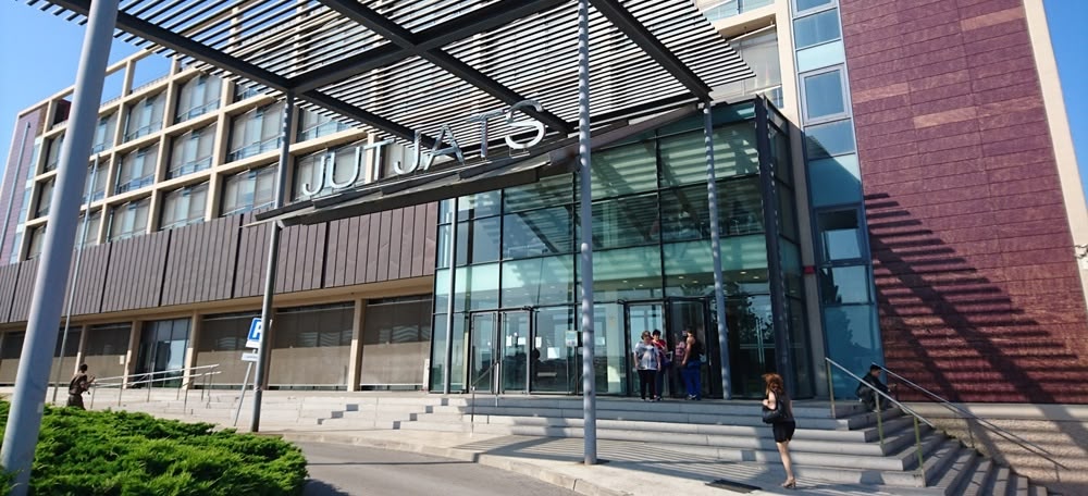 Foto portada: exterior dels jutjats de Terrassa, en una imatge d'arxiu.