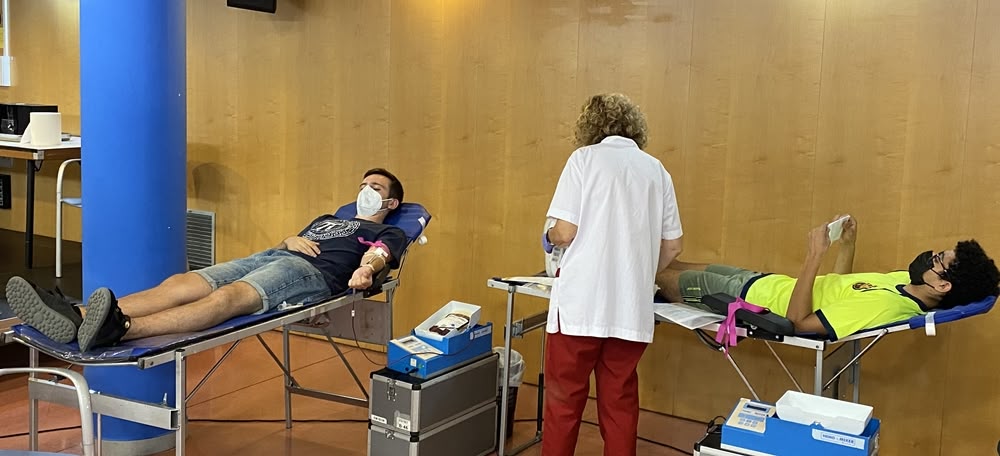 Dos donants de sang, aquest dilluns al Centre Cívic de La Concòrdia. Autora: J. Ramon