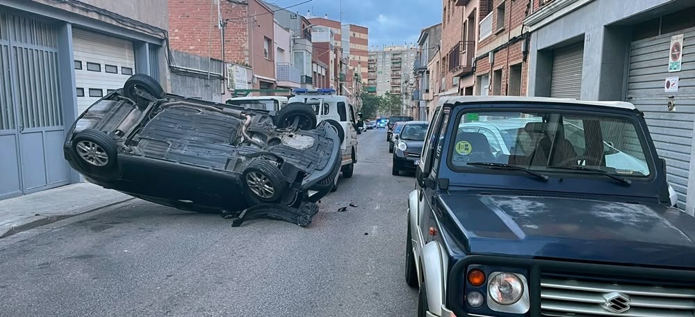 Foto portada: vehicle bolcat sent retirat per la grua. Autor: cedida.