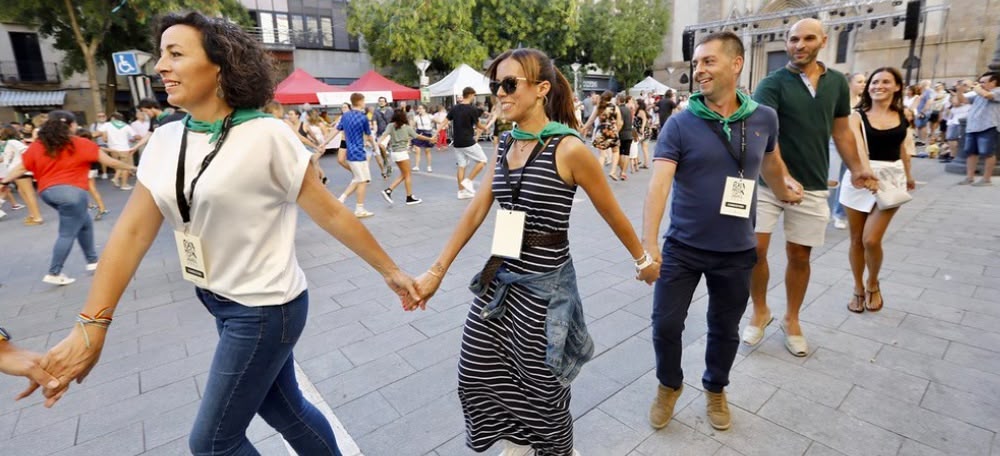 Foto portada: la tinenta d'alcaldessa Montse González, Marta Farrés i el regidor de Cultura, Carles de la Rosa, al Ball de la Bola. Autor: Ajuntament / J.Peláez. 
