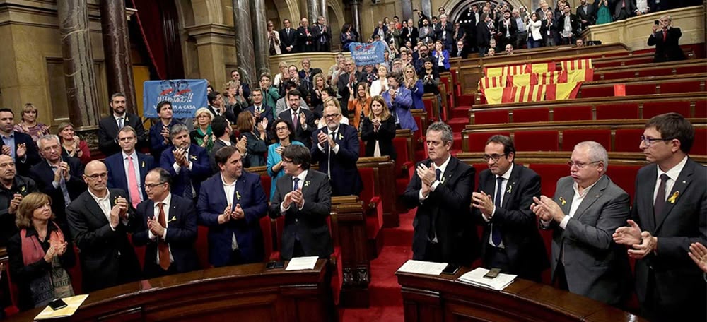 Foto portada: un dels plens de la 'desconnexió'. Autor: cedida. 