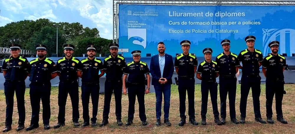 Foto portada: els 9 agents que han aprovat a la Policia Municipal, dos comandaments i el tinent d'alcaldessa. Font: Ajuntament / Twitter. 