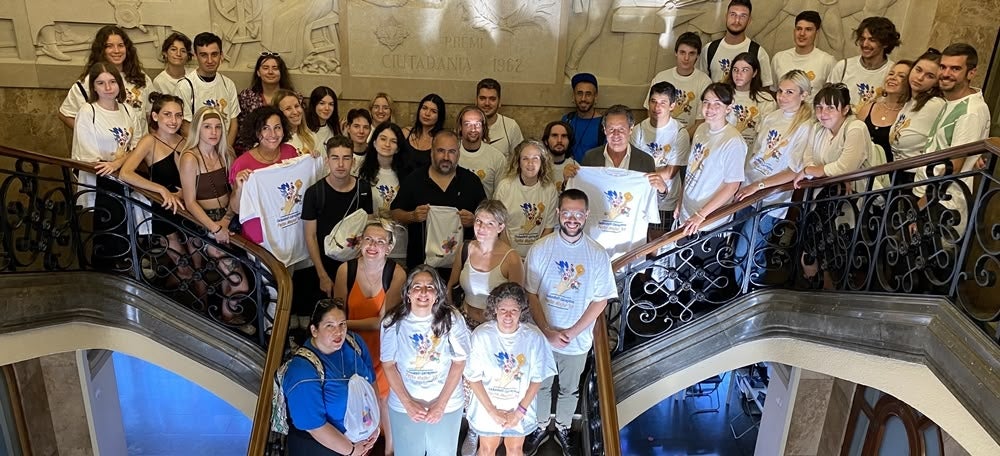 Foto portada: foto de família entre membres de l'Ajuntament i participants del projecte Play4Peace. Autora: J. Ramon