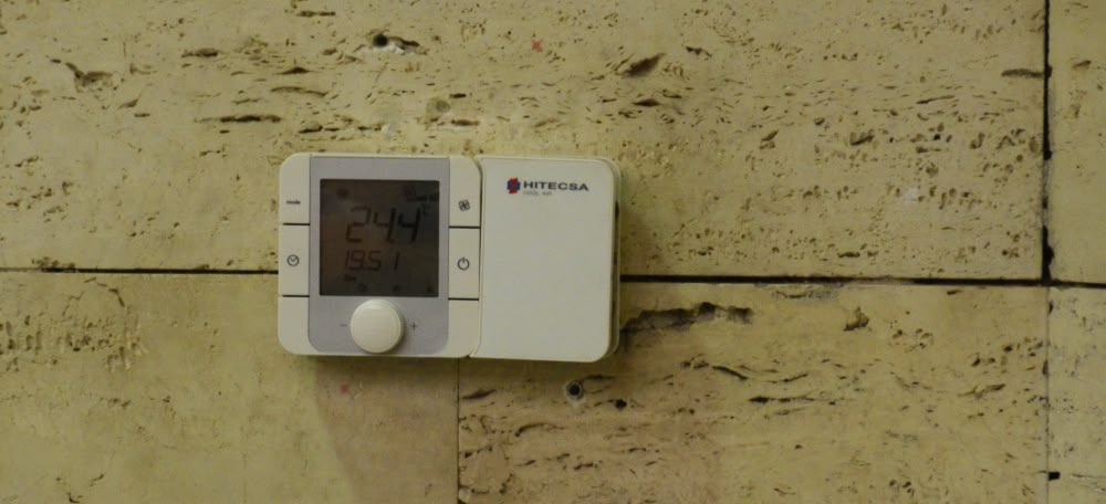 Foto portada: el termòmetre de la sala de plens, aquest dimarts a la tarda, marcava 24 graus i escaig. Autor: J.d.A. 