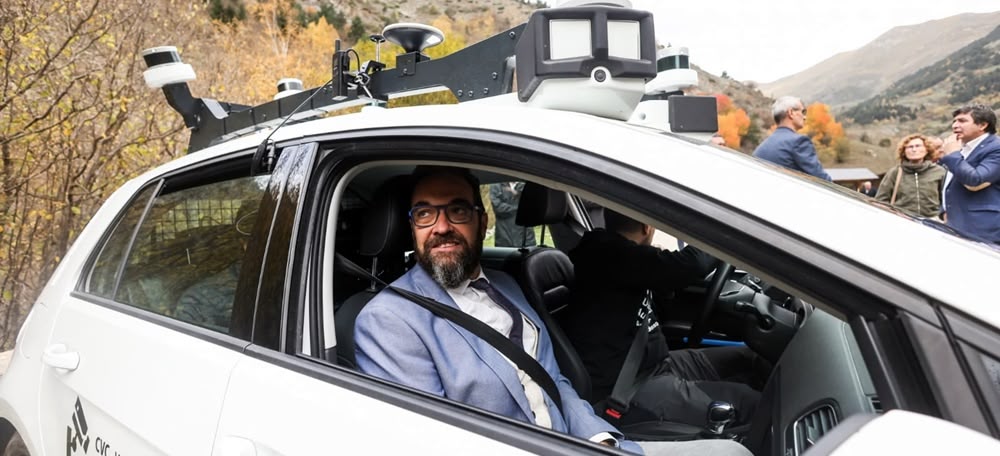 Foto portada: el conseller de Territori, Juli Fernàndez, en la prova de transport públic autònom a Isil Pallars Sobirà. Font: Twitter Juli Fernàndez.