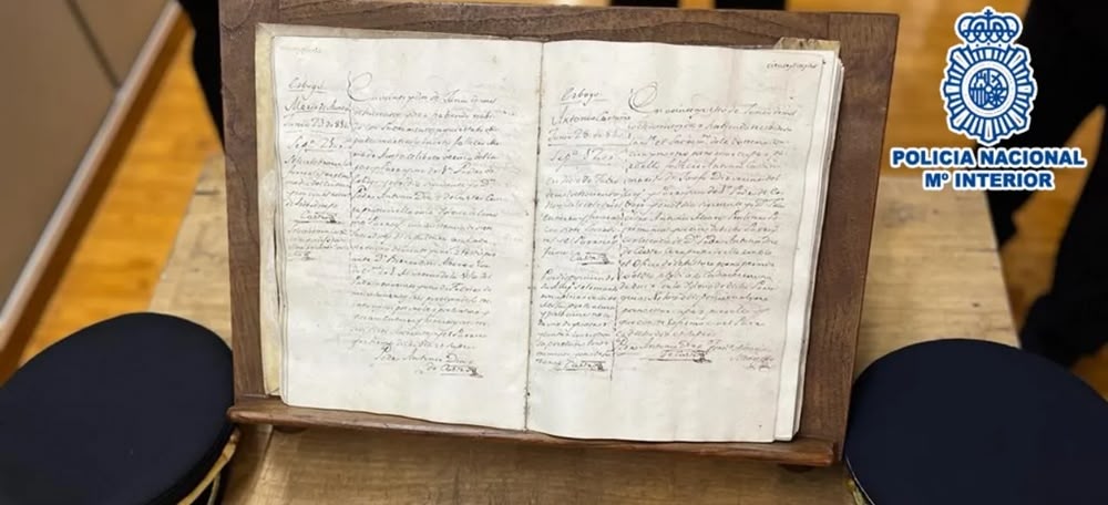 Foto portada: fotografia del llibre ara trobat. Font: Policia Nacional. 